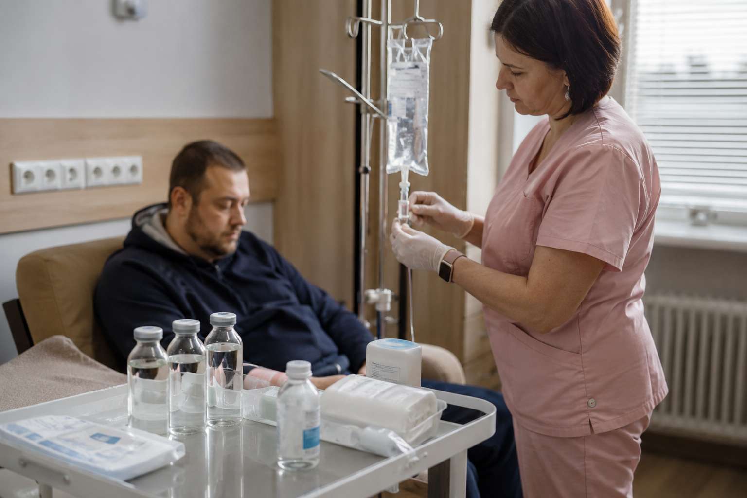 Медсестра консультирует пациента по теме капельницы Ацесоль