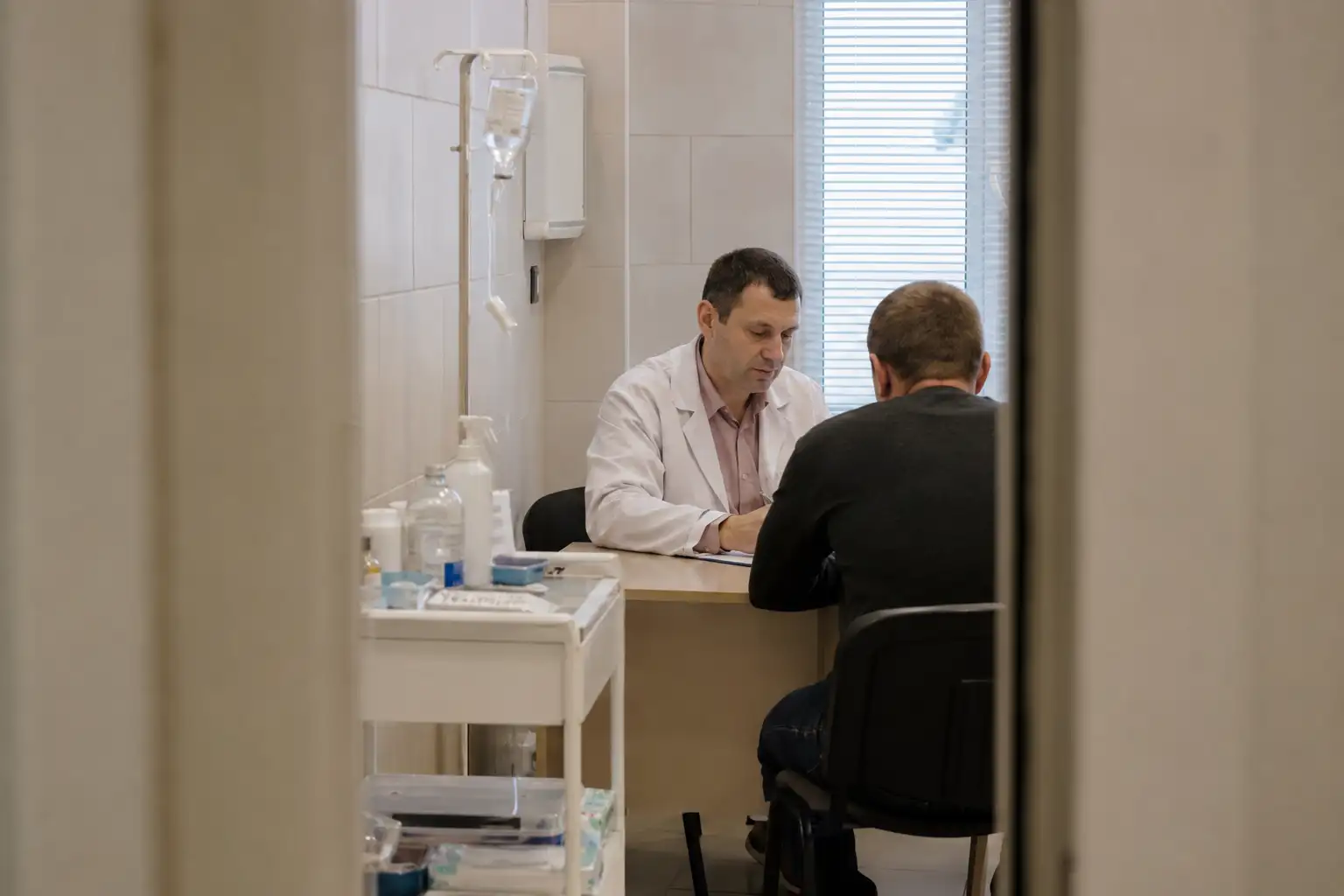 Нарколог оказывает помощь пациенту при алкоголизме