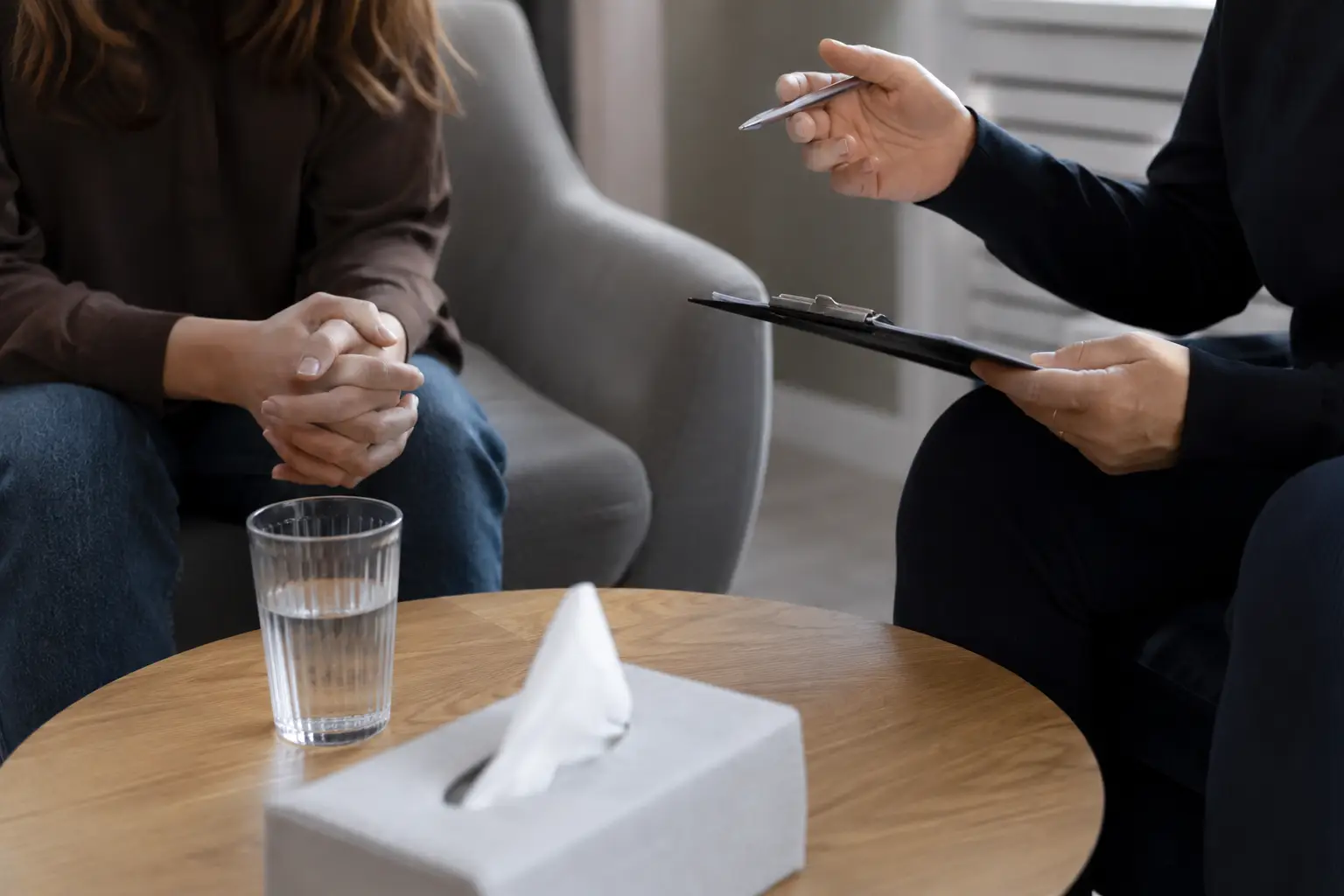 Пациент на консультации психотерапевта по теме тревожности